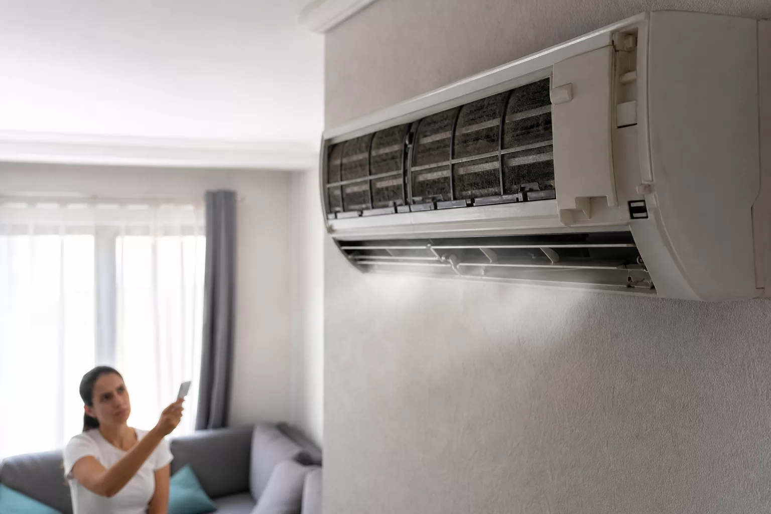 Soğutma performansı düşen ve filtreleri kontrol edilen split klima iç ünitesi