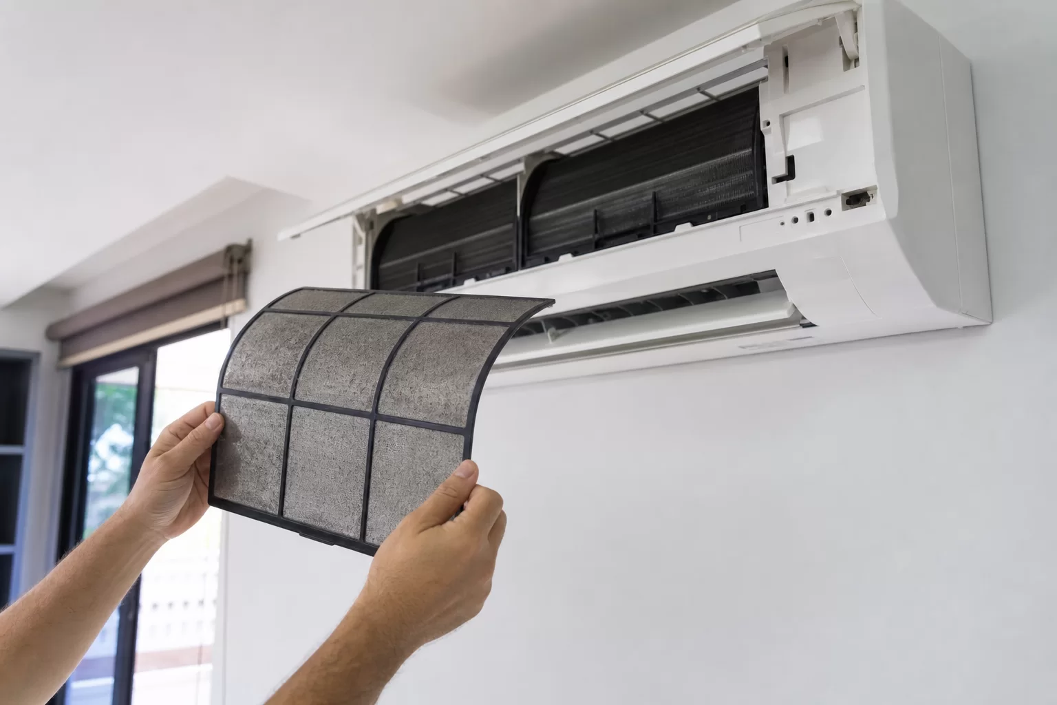 Soğutmayan split klimanın filtresini kontrol eden kullanıcı